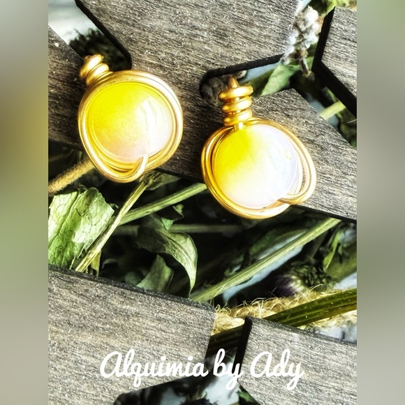 LEMON YELLOW STUD EARRINGS - Picture 1 of 1